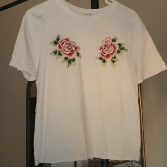 💛5 for $20💛White Short Sleeve Tee w/ Rose Embroidered Patches - Picture 3 of 8